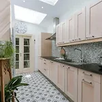 Apartmán Casiola - Spacious With Terrace, Pets Are Welcome *